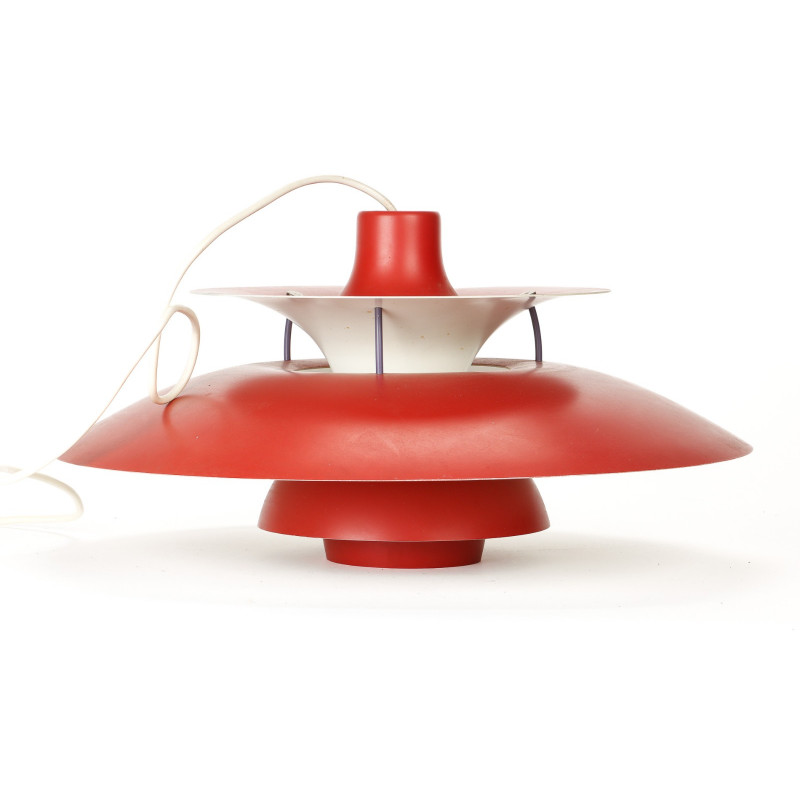 Louis Poulsen, lampe suspension Ph5 rouge par Poul Henningsen, Danemark