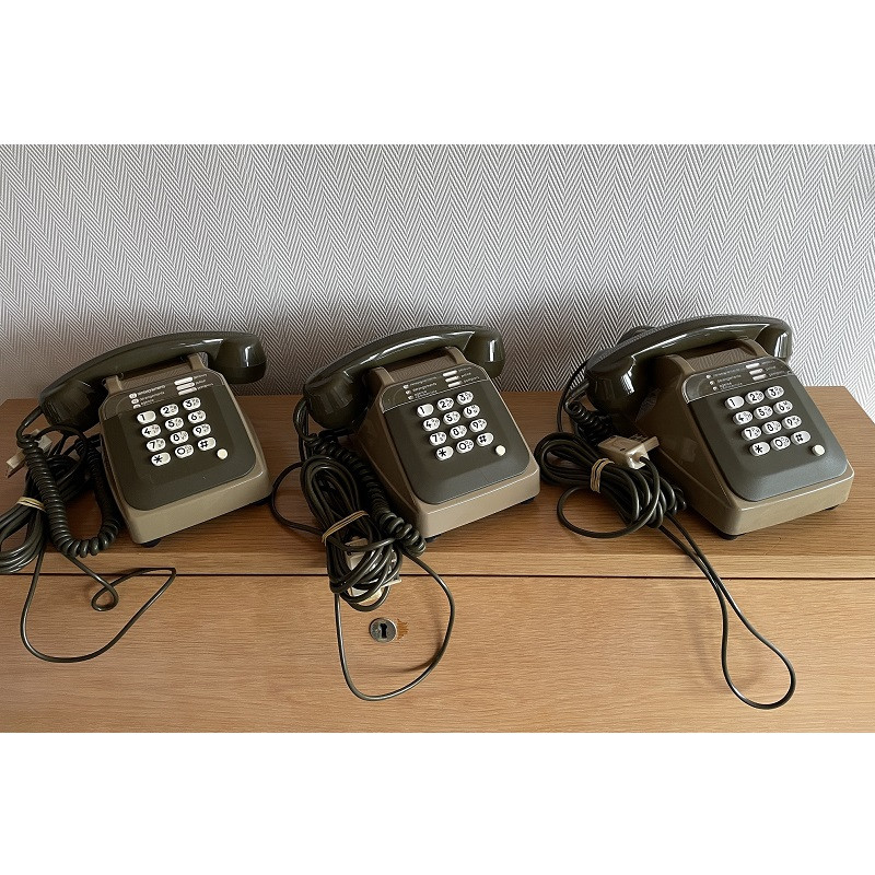 Lot de 3 téléphones Socotel à touches des années 80