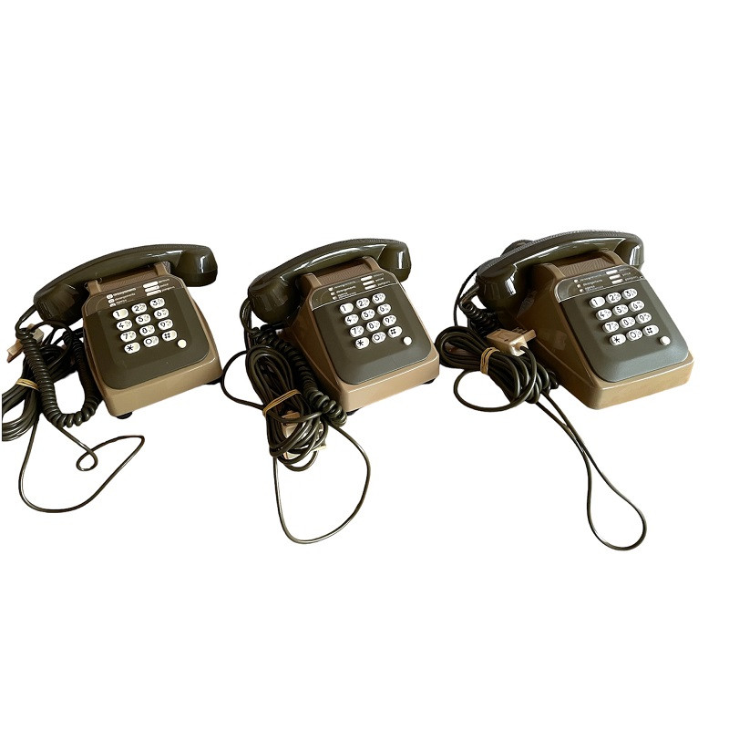 Lot de 3 téléphones Socotel à touches des années 80