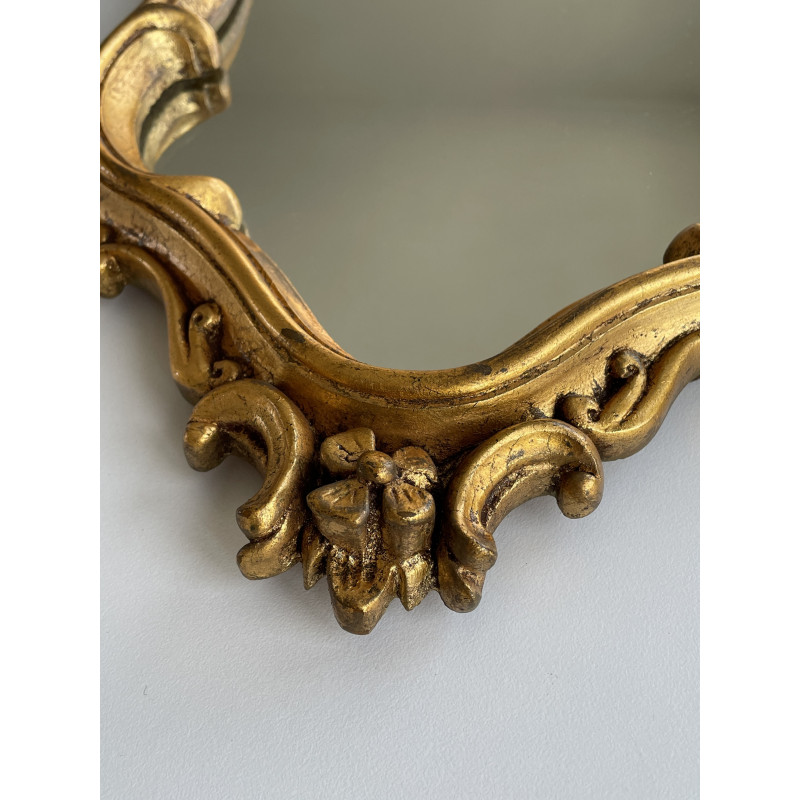 Miroir doré cadre à moulures style baroque