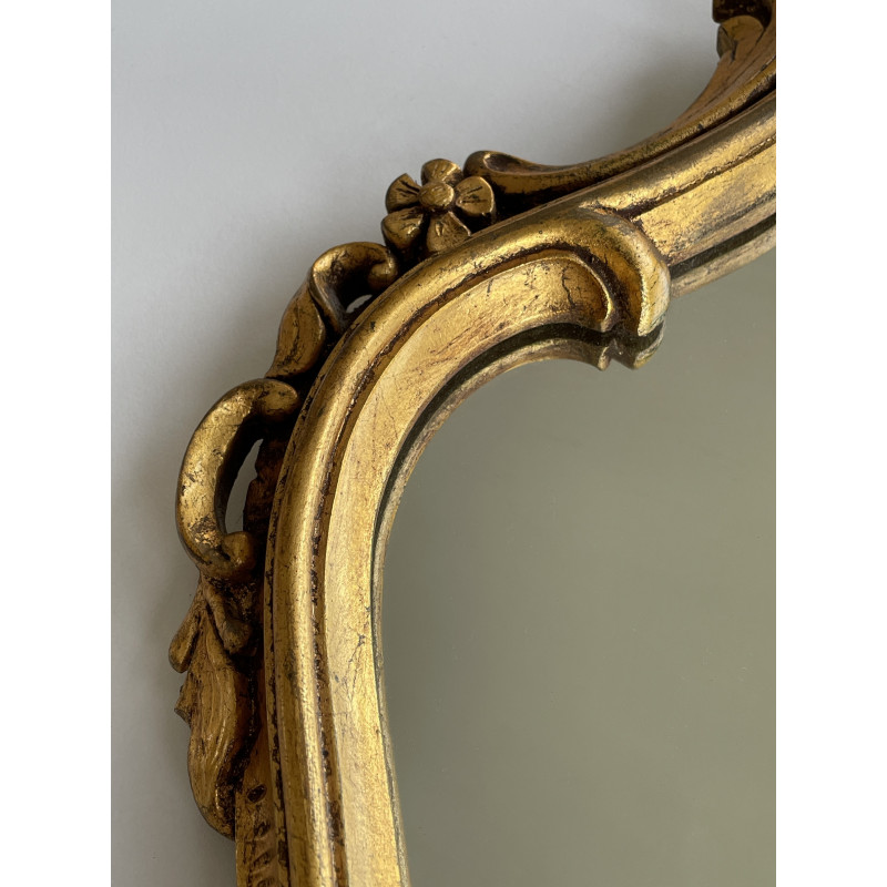 Miroir doré cadre à moulures style baroque