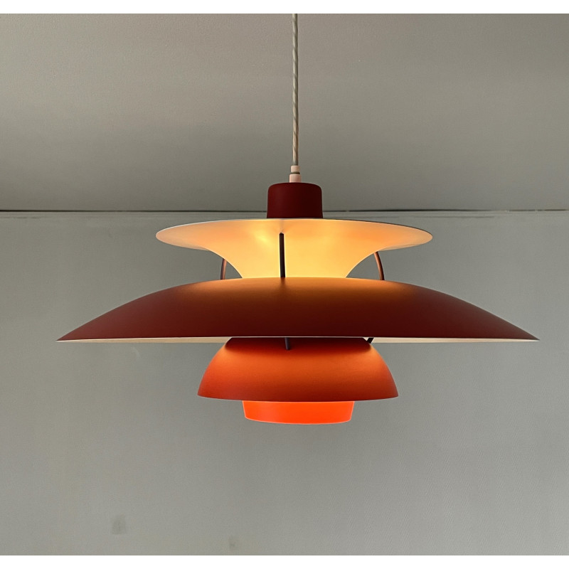 Louis Poulsen, lampe suspension Ph5 rouge par Poul Henningsen, Danemark