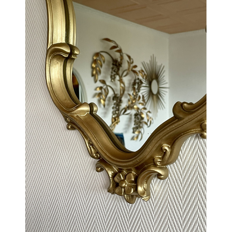 Miroir doré cadre à moulures style baroque