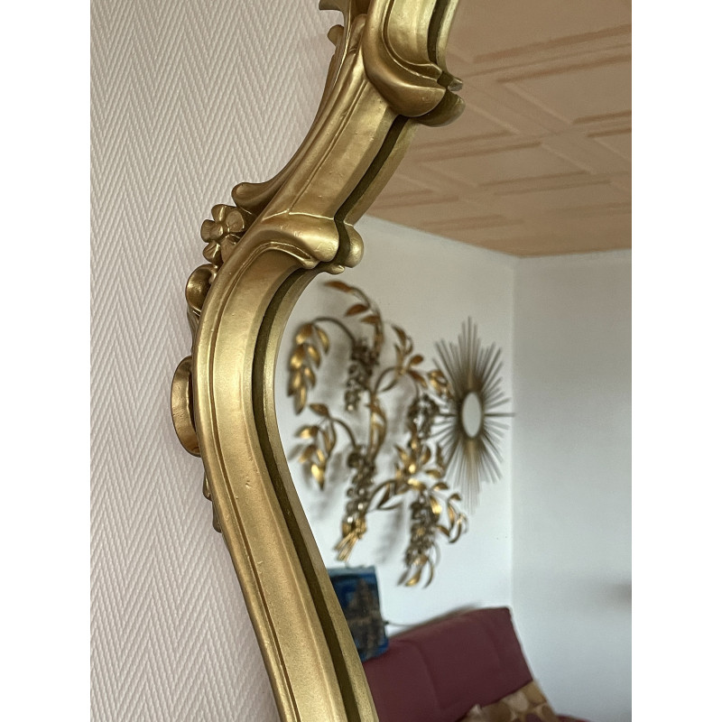 Miroir doré cadre à moulures style baroque