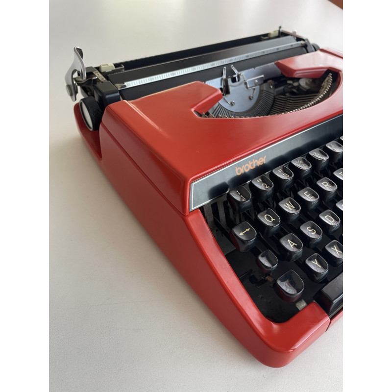 Machine à écrire rouge BROTHER Deluxe 220 - vintage 1970s Machine à écrire rouge BROTHER Deluxe 220 - vintage 1970s