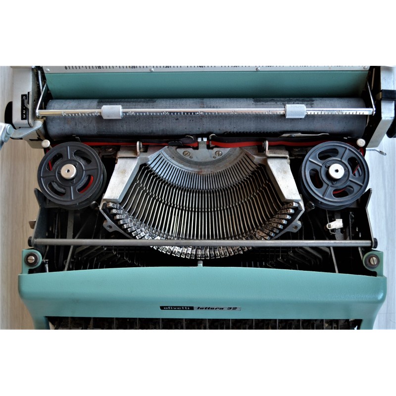 Machine à écrire portative OLIVETTI Lettera 32 des années 60