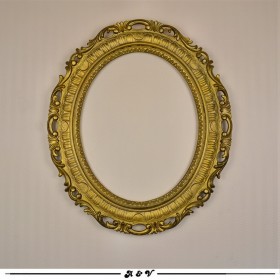 Cadre ovale en résine dorée