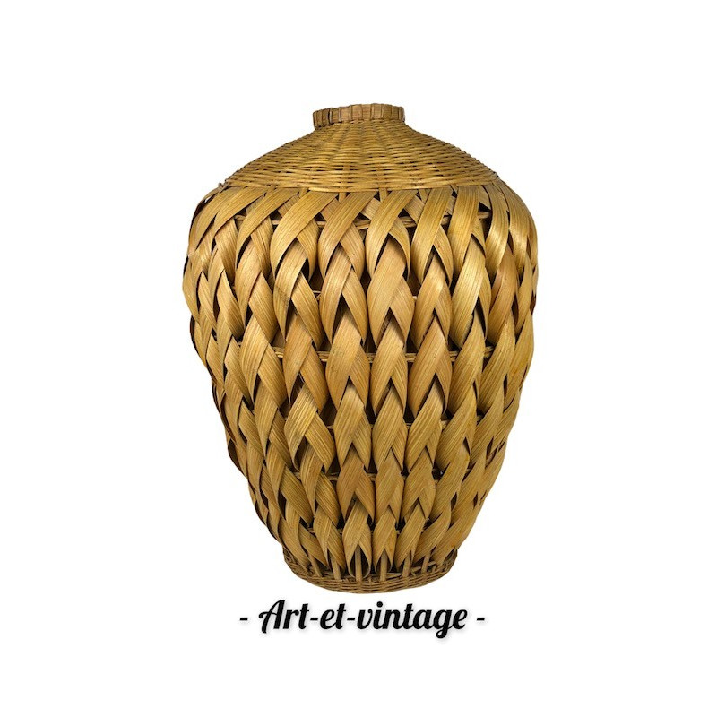 Vase en rotin et feuilles de bambou tressées